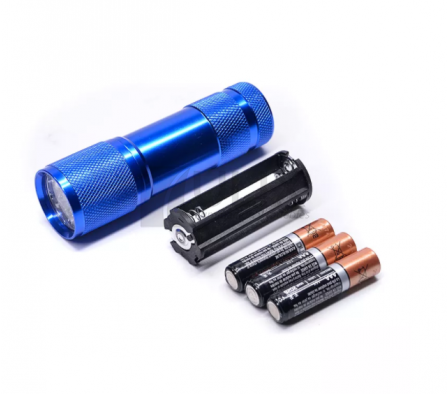 MINI LINTERNA A PILA TRIPLE A